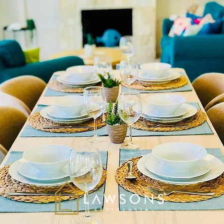 Beachside 5-bed With Private Pool نيو تشوريو