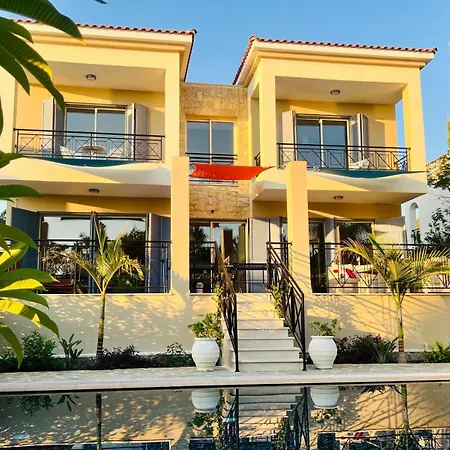 Beachside 5-bed With Private Pool *