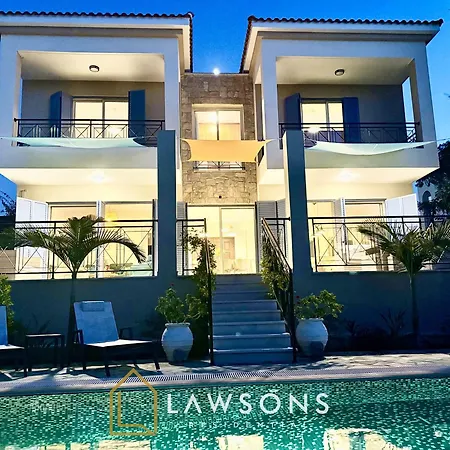 Beachside 5-bed With Private Pool Willa