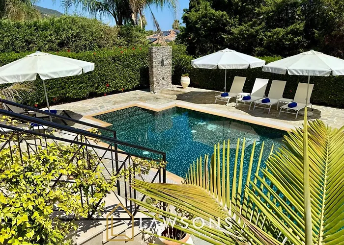 Beachside 5-bed With Private Pool Vila