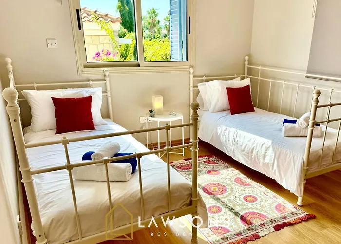 Beachside 5-bed With Private Pool Vila Neo Chorio